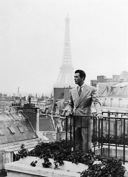 gregorypecks:  Robert Taylor in Paris, 1937. 