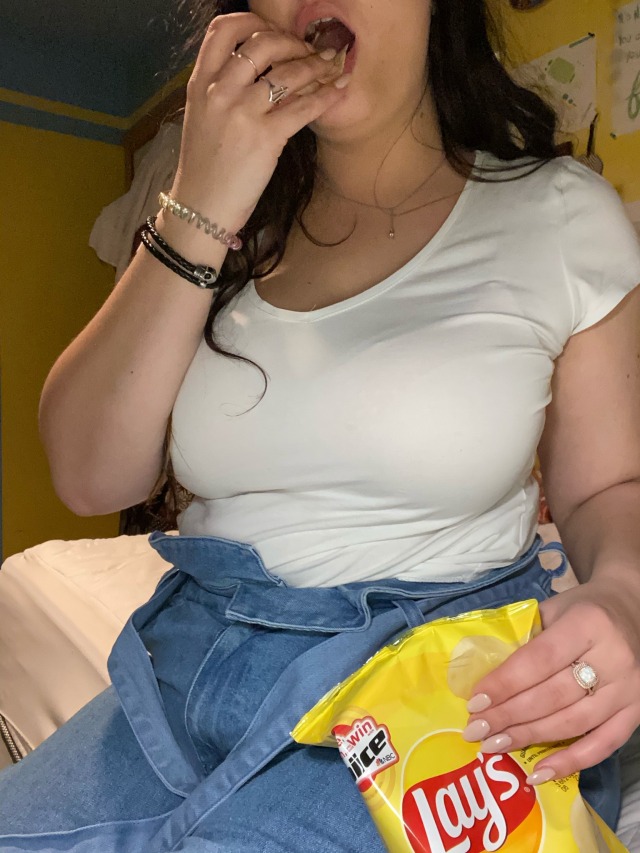 chunky-rose:Hey I bought some pants today then I ate and took them off 