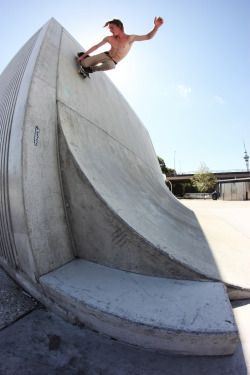 krispykay:  sex-and-zen:  finnmcke0gh:  chase—collins:  Levi Tuck Knee Wallride   oh look its vic  Q