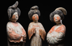 marmarinos:Detail of three terracotta courtesans, dated to the Tang dynasty (618-907 CE). Source: The Curator’s Eye. 