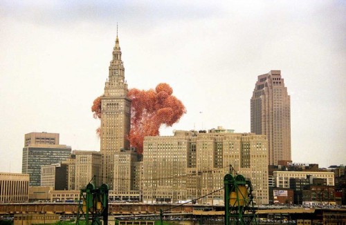 piensosinpensar:  En 1986, una empresa llamada United Way trató de romper el record mundial de globos lanzados de una sola vez, al liberar 1,5 millones al cielo del centro de Cleveland, Ohio, EEUU. Voluntarios trabajaron horas llenando los globos con