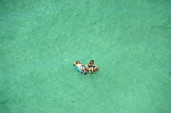 picaet:  Tourists enjoyed Waikiki beach in Honolulu, Hawaii, Saturday. President Barack Obama and his family arrived in Hawaii on Friday for their annual vacation. (Jewel Samad/AFP/Getty Images) 