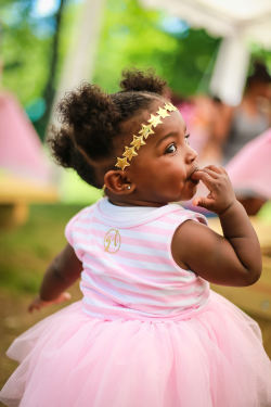 dynastylnoire:  pastel-pwussy:  tittysprainkles:  dickprintbandit:  vizuallyill:  baby blackout… 👧🏽  😍😍😍😍  The headband and puffs mixed with the lil baby arms is mad cute overload lol  Oh my goodness! This baby is the cutest my hearttttttt