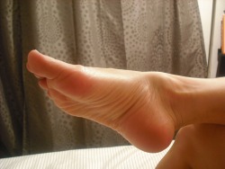 I sometimes like women&rsquo;s feet but yours is smooth and sexy can I kiss your feet