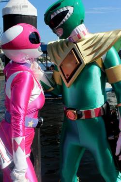 cendrilloncosplay:  What an annoyingly lovey dovey couple.Pink Ranger - me Green Ranger - MatPhoto by Miguel M Melendez 