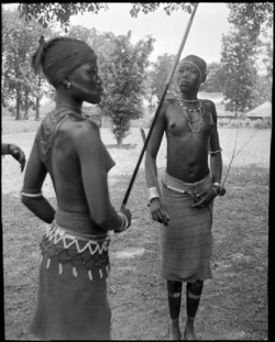 d-ici-et-d-ailleurs:‘Mandari women, South Sudan’, (Femmes Mandari, Sud-Soudan), (circa 1950-1952) par la photographe anglaise Jean Carlile Buxton     (1921-1971).