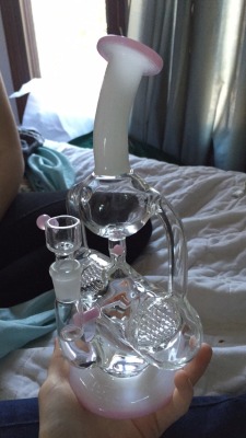 bong-rips-for-bitchy-chicks:  The cutest bong I’ve seen in awhile 💕