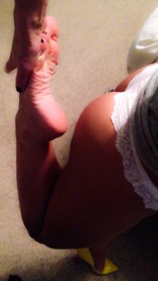 wvfootfetish:  brityjo23:  … that’s it baby, now cum all over my sexy little foot and ass💋  Wow             