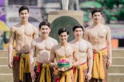 teeyakdon:  Do you know ‘Loy Krathong’ festival in Thailand? It’s a festival that people pray and leave Krathong on the river on full moon night of the 12th month of Thai calendar (usually in November).There are many places that you can join this