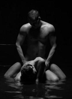 seducimi:   INDIVISIBILI  L’abbandono di un corpo.. sentirsi padroni di un anima.. penetrarle i pensieri.. ed ogni fibra del suo essere.. il mio desiderio il suo piacere.. la mia volontà.. la sua necessità..   