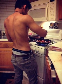 i-believe-in-chocolate: Men who can cook &lt;3 