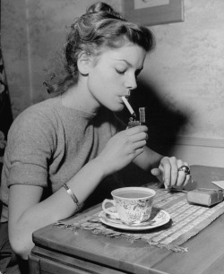 hepburnincouture:  Lauren Bacall photographed by Ralph Crane 