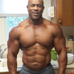 muscleworshipper08:Thick Daddy!!!