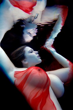 girlwiththeskullkneesocks:  luz-sonriente:   London underwater    Her skin tone with the red fabric is beautiful.  