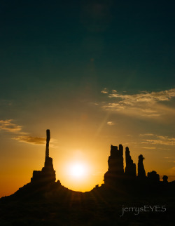 Monument ValleySunrise -jerrysEYES