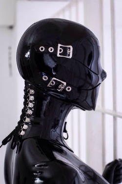 marquiseoftease:I’m not usually into latex, but this hood and posture collar do look hot !  Well, that&rsquo;s something I can agree to!