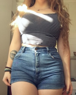 irrumabothyself:  It was warm today, so I pulled out my old shorts. 👌