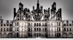 letsbuildahome-fr:  Picture Source: Miki-baka The Château de Chambord at Loir-et-Cher, France is one of the most renown châteaux because of its distinct French Renaissance architecture which infuses French medieval forms with classical Renaissance