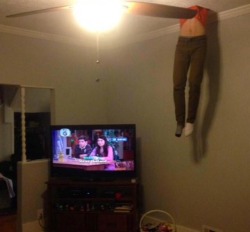 matydn:  k-lionheart:  oh  Is that Icarly on the tv ?