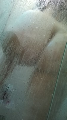 naovisto38:  My boyfriend took this picture while I was in the shower.