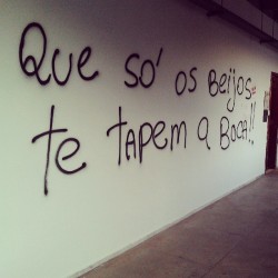 olheosmuros:  &ldquo;Que só os beijos te tapem a boca&rdquo; Faculdade de Letras UFMG - Belo Horizonte