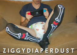 ziggydiaperdust:  Just got home the Crinklz I ordered yesterday!Now I’m double padded, wearing a Tykable and a Crinklz over.Is so, so thick and cozy, and it’s raining a lot…So you can guess what’s my plan for today!