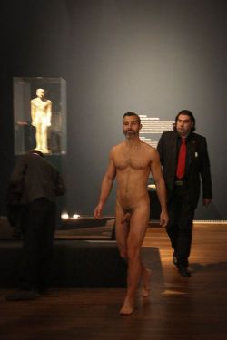 maleinstructor:  Leopold Museum Vienna- unidentified streaker followed by a guard Dec.2012.jpg 