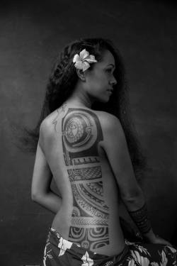 satansgrlfriend:  puretahiti:  Photo of the week: The girl with the tattooed back Photo by Greg Nagel  i love this dancer she is so beautiful