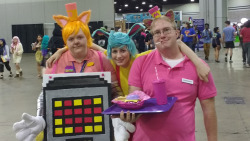woggywoowoo:  this one came out super cute so i’m posting it by itself.  burgerpants with MTT sign: @fadetouchedcadash nice cream guy: me burgerpants with tray: @hobomechanist  I’ll post the rest of my photos later tonight. 