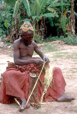 Via Vintage Congo:Kuba hatmaker, Mushenge, Congo, 1971 by Eliot Elisofon“A basic Kuba man’s hat (laket) is essentially a small, domed cap worn on the crown of the head and held in place with a metal hat pin. All Kuba hats are created from undyed raffia