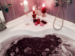 thequeenrex: Lush + Body Shop = Pretty Purple Bathtime