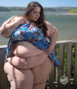 Windy day. Short dress. Fat ass. No panties. ðŸ˜¯  See the rest at BoBerry.BigCuties.com!