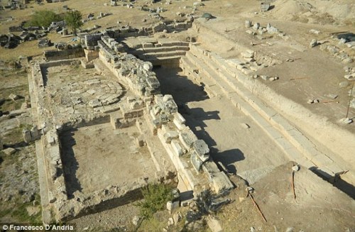 ancienttimenews:  Is this the Gate of Hell? Archaeologists say temple doorway belching noxious gas matches ancient accounts of ‘portal to the underworld’ Site in ancient city of Hierapolis, now Pamukkale in southwestern Turkey Matches historical