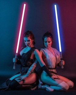 cosplay-galaxy:  Rey by Alisa Valeeva and Dark Side Rey by Anastasya Zelenova