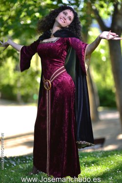 psybee:  holdingamoonbeam:  the-disney-elite:  Mother Gothel cosplay by Morganita86    SHE’S ESCAPED THE FILM! PUT HER BACK! PUT HER BACK! 