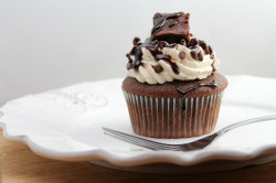 gastrogirl:  chocolate cupcake with cookie dough frosting and fudge brownie bites. 