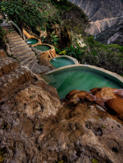 visitheworld:  Hot water springs at Grutas de Tolantongo, Hidalgo, Mexico (by Luisus Rasilvi).