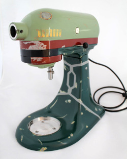 jenari:  laughingsquid:  Custom Boba Fett KitchenAid Mixer  My former little would have loved this! She loved baking and Mandalorians.   I WANT THIS.