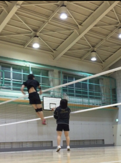 biologyaoi:Oikawa tooruâ€™s stage play actor really can play volleyball!  Source : http://s.ameblo.jp/kousuke-asuma