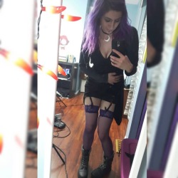 🤘🤘🤘 o0pepper0o.manyvids.com #punkycolor #sheernylons #purpletights #canadian #littleblackdress #colourfulhairdontcare #boots #mirrorselfie #o0pepper0o #webcamgirl #alt #pierced #punky #goth