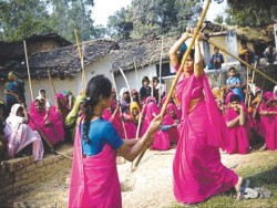 anedumacation:  blueandbluer:  r-colored:  nottodaymegatron:   The Gulabi gang is a group of Indian women vigilantes and activists who visit abusive husbands &amp; beat them up with laathis (bamboo sticks) unless they stop abusing their wives. 