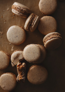 sweetoothgirl:  Almond Macaroons with Caramelized White Chocolate Ganache   