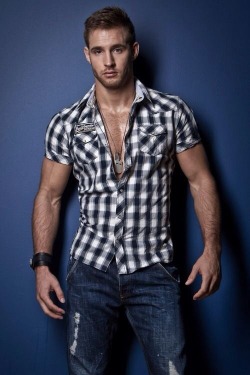 londonboy45:  Oh god - tags, open shirt, tight sleeves, pouty face, scruffy beard, and huge hands.  Could he get any better?