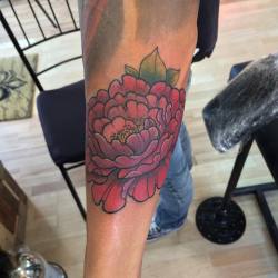 #Tattoo #tatuaje #Tatu #tattoos #tatuajes #peonia #peony #flor #flower #neo #tradi #neotradi #neotraditional #color #colors #colores #nagenta #rojo #rosado #lineas #lines brazo #arm #oriental #asia #japanese #japones #chino #venezuela #lara #barquisimeto