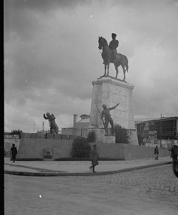 fucking-history:  Ankara, Turkey. Equestrian statue of Ataturk between old &amp; new Ankara c.1935 (Library of Congress) 