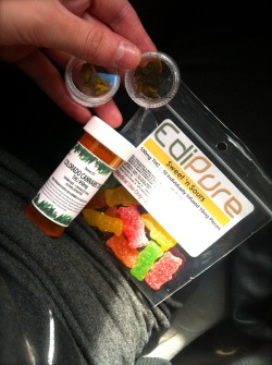 utterly-insane-panda:  Waxy Wednesdays w/ my 950 mg hash oil pills &amp; weed sour patch kids ^_^ Stay Highhh&lt;3