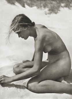 ralfbayer:  Swimming Girl (1940), by Kurt