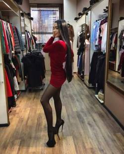 suki2links:    I ❤ her tight mini dress and high heels, she has long sexy legs and hips.💋💋  