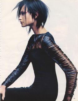schu-schu:  2000s_fashion_editorial_fotografie_david_thompson_vogue_april_2000_dress_maurizio_galante 