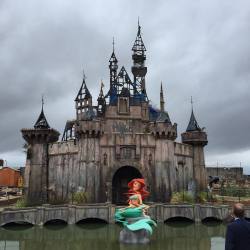 darkdrifteruk:  kaieffingleng:  lenasai:  banksyarts:  Inside Banksy’s Alternative and Grim Version of Disneyland Welcome to Dismaland, where life isn’t always a fairy tale! Located at the seaside resort of Weston super Mare in the UK, Dismaland